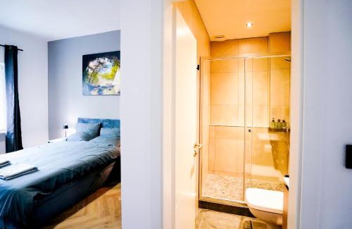 Hauptbahnhof House | J&JBermudaStay a Luxurious Double-Bedroom with a Private Bathroom and Shared Kitchen in Bochum Center-Bermuda3Eck