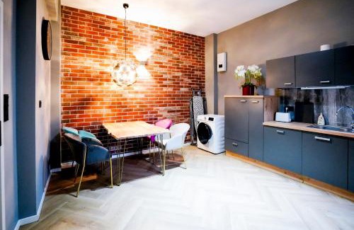 Hauptbahnhof House | J&JBermudaStay a Luxurious Double-Bedroom with a Private Bathroom and Shared Kitchen in Bochum Center-Bermuda3Eck