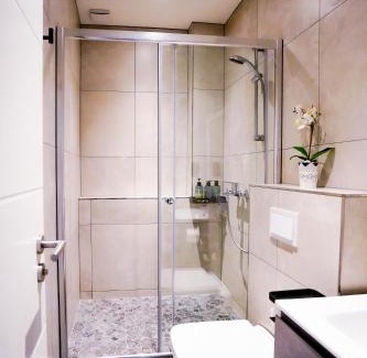 Hauptbahnhof House | J&JBermudaStay a Luxurious Double-Bedroom with a Private Bathroom and Shared Kitchen in Bochum Center-Bermuda3Eck