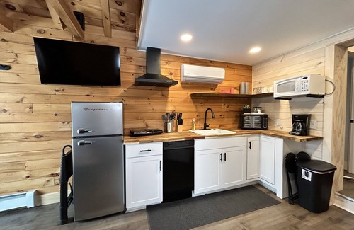 Fort Kent Mills House | J19 South New Modern Charm King Suite Direct Trail Access In Town WiFi