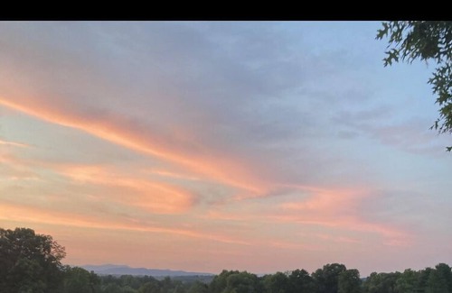 Elkin House | Jabber’s Farmhouse Views & Vineyards all around. Kayaking & Trails nearby.