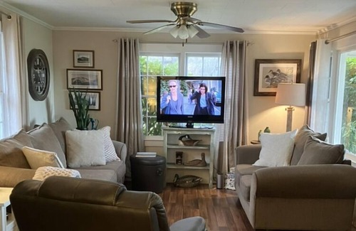 Elkin House | Jabber’s Farmhouse Views & Vineyards all around. Kayaking & Trails nearby.