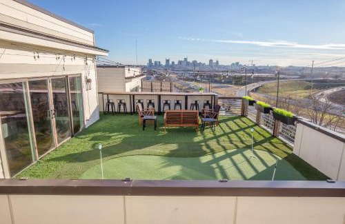 Talbot's Corner House | Jack Daniels House with Rooftop Golf, City views! 8min to Whiskey Row! Sleeps 10!