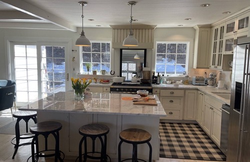 Jackson House | Jackson Family Retreat, walk to Everything, town Square, fenced yard, ebikes.