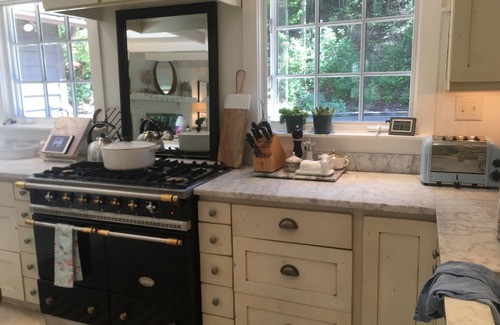 Jackson House | Jackson Family Retreat, walk to Everything, town Square, fenced yard, ebikes.