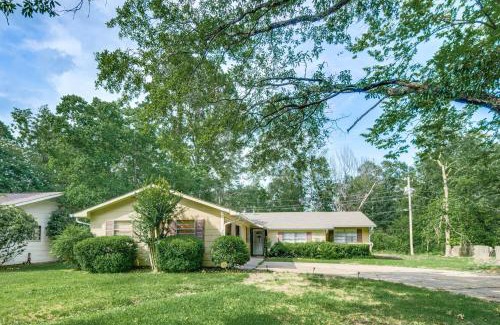 Tougaloo House | Jackson Home with Patio, 2 Grills and Ping-Pong Table!