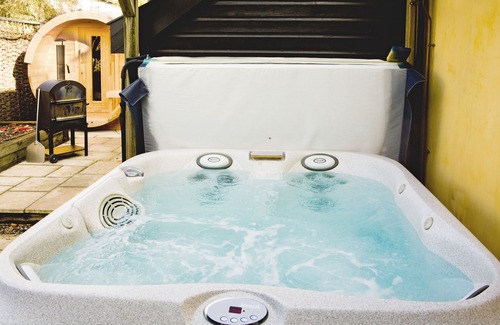 Stoke Ash Cottage | Jacuzzi, fireplaces, hot tub, sauna.