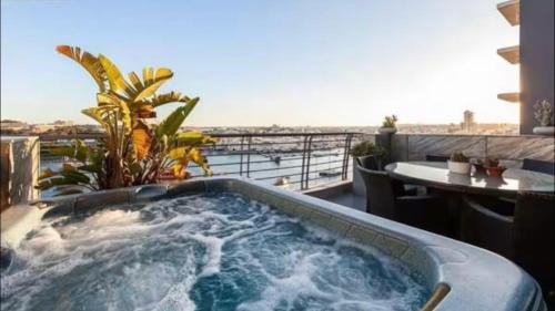 Sliema Apartment | Jacuzzi Luxury Seafront Sliema