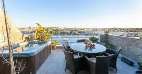 Sliema Apartment | Jacuzzi Luxury Seafront Sliema