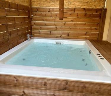 Pallini Apartment | Jacuzzi studio close to athens airport!