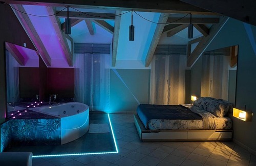 Roman Quarter Apartment | Jacuzzi Turin Center - Serendipity Suite