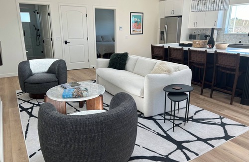 Thousand Oaks Cottage | Jacuzzi View Luxury Guest Cottage. Available for Extended Stays at a discount.