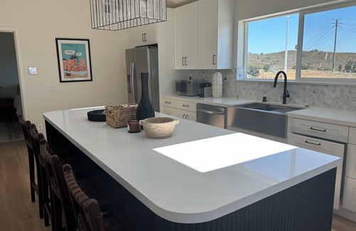Thousand Oaks Cottage | Jacuzzi View Luxury Guest Cottage. Available for Extended Stays at a discount.
