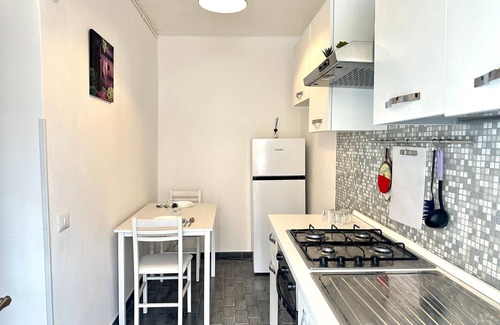 Velletri House | Jacuzzi with Favelas View - Your Exotic Urban Hideaway