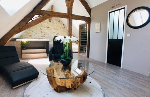 Petit Moisenay Apartment | Jade Cupid Suite.
