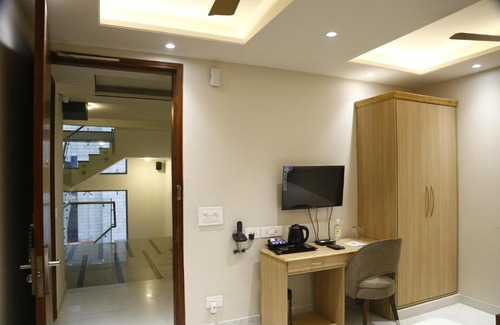 Dwarka Hotel | JAIMINIS LANDMARK