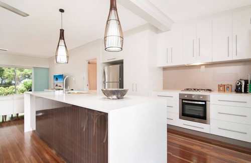 Newell House | Jalun BayunnFootsteps to the warm sands of Newell Beach - amazing family escape!