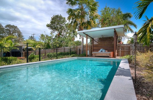 Newell House | Jalun BayunnFootsteps to the warm sands of Newell Beach - amazing family escape!