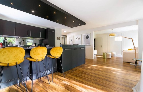 Faubourg Sud Apartment | Jardin Wilson- Appartement avec balcon et parking- SR Loc