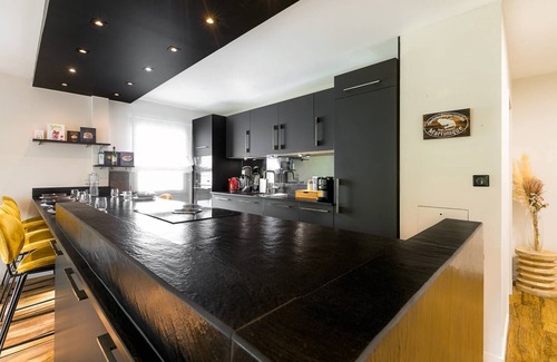 Faubourg Sud Apartment | Jardin Wilson- Appartement avec balcon et parking- SR Loc