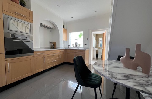 Chester Cottage | Jasmine Cottage. Stylish Cottage With Parking. Situated in the Heart of Chester!