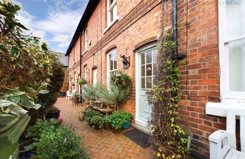 Chester Cottage | Jasmine Cottage. Stylish Cottage With Parking. Situated in the Heart of Chester!