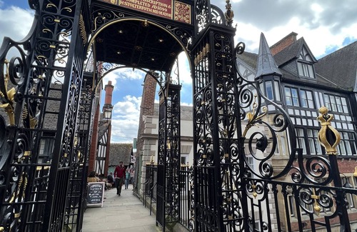 Chester Cottage | Jasmine Cottage. Stylish Cottage With Parking. Situated in the Heart of Chester!