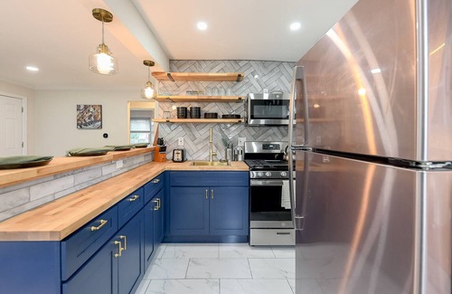 Parkville Apartment | Jazzy Suite & Kindred Retreat/Swing into Style, Stay awhile