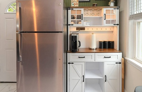 Parkville Apartment | Jazzy Suite & Kindred Retreat/Swing into Style, Stay awhile