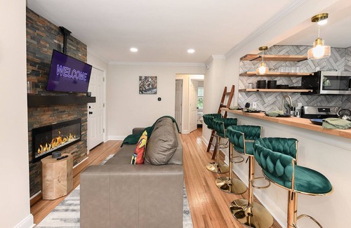 Parkville Apartment | Jazzy Suite & Kindred Retreat/Swing into Style, Stay awhile