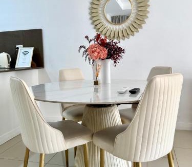 Mascot Apartment | JC Home - Free AC,Wifi and parking,Close Shopping and train