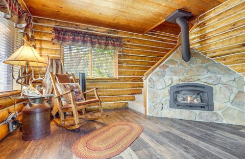 Jemez Springs House | Jemez Springs Cabin with Stunning Mtn Views!