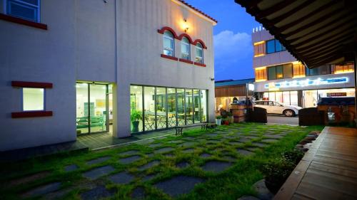 Jeonju House | Jeonju Deokindang and Soo House Pension