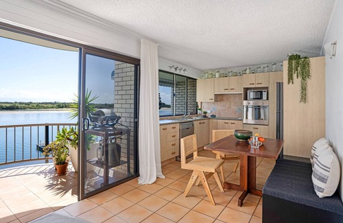 Maroochydore Apartment | Jetty Flats - Stylish Waterfront Escape