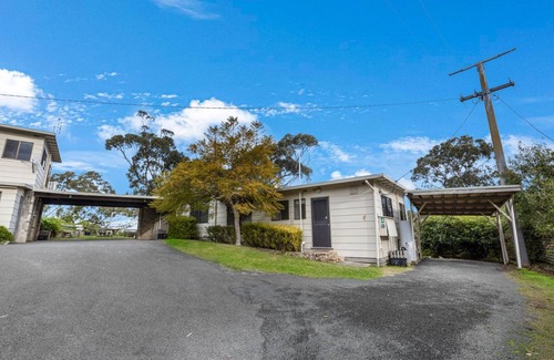 Nungurner House | Jetty View: Lorikeet Cabin - Feel a sense of nature in this rural environment