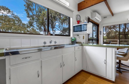 Nungurner House | Jetty View: Rosella Cabin - Feel a sense of nature in this rural environment