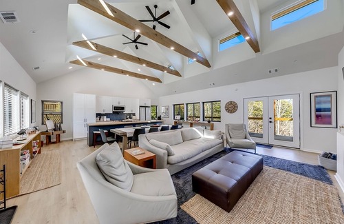 Helen House | Jill NEW - Innsbruck Resort in Alpine Helen with Hot tub!