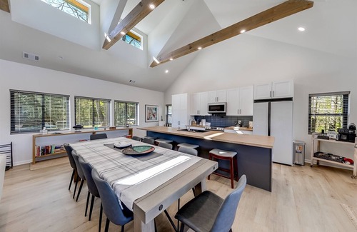 Helen House | Jill NEW - Innsbruck Resort in Alpine Helen with Hot tub!