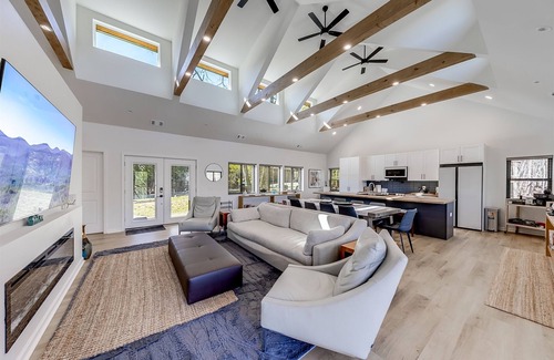 Helen House | Jill NEW - Innsbruck Resort in Alpine Helen with Hot tub!