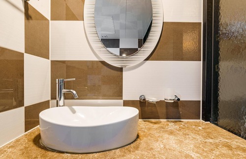 Jinju Hotel | Jinju Broadway 42nd Street