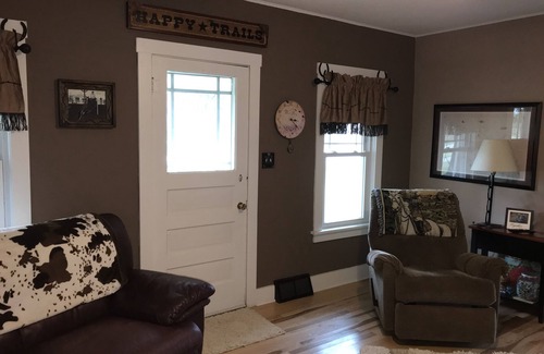 Bloomington House | JLBrinkmeyer Ranchhouse, cozy and authentic, set in beautiful southern Iowa