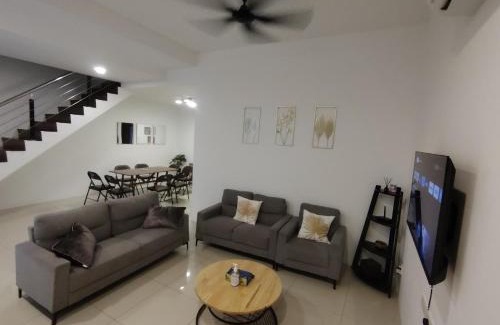 Miri House | JNJ Miri Homestay - Miri Serene Shangrila, Luak with 4-bedroom