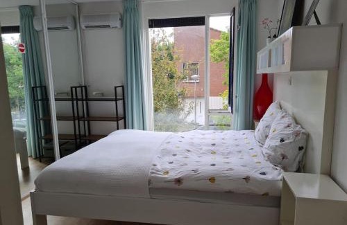Slotervaart House | Johan's B&B with roofterrace and cheap parking - Since 2014