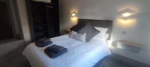 Glencolmcille Hotel | John Eoinìn's Bar and accommodation