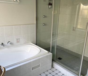 New Lambton Heights Bed & Breakfast | JOHN HUNTER B&B