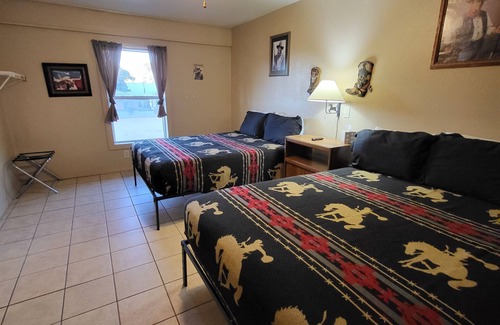 Buchanan Dam Cabin | John Wayne Suite