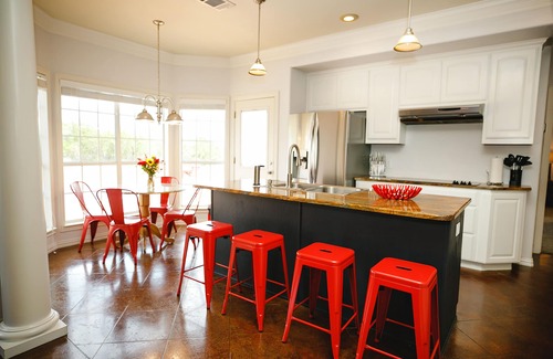 Johnson City House | Johnson City+Pool= Family FUN~Jazz & Art Fest in TX Hill County Wineries & more!