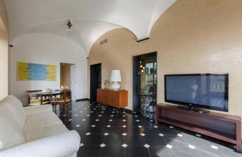 Genoa Historical Centre Apartment | JOIVY Exclusive Flat for 6 near Cathedral of Genoa