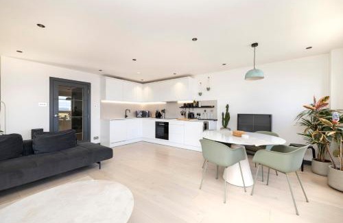 Newhaven Apartment | JOIVY Fabulous Apartment with Bay View Terrace