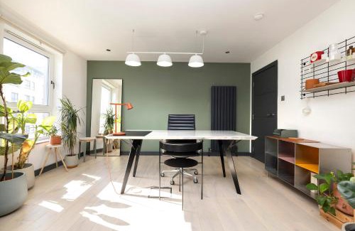Newhaven Apartment | JOIVY Fabulous Apartment with Bay View Terrace